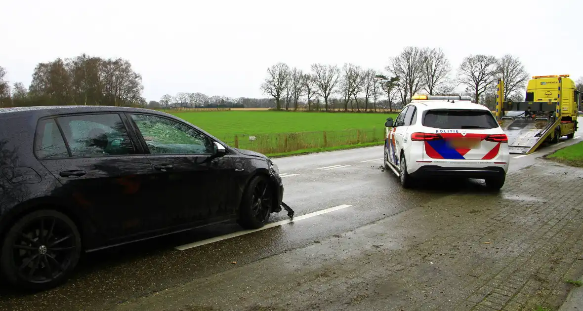 Politie voertuig en personenauto botsen op elkaar - Foto 1