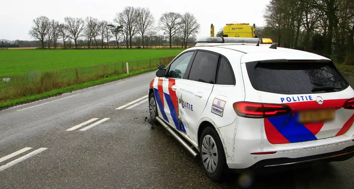 Politie voertuig en personenauto botsen op elkaar - Foto 2