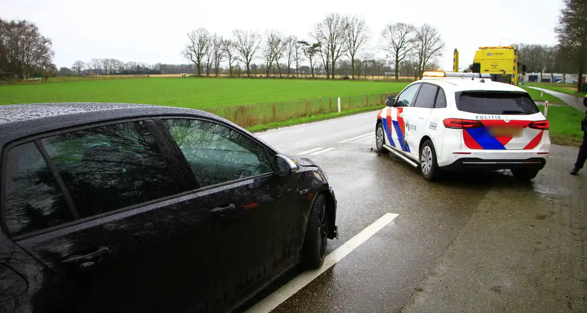 Politie voertuig en personenauto botsen op elkaar - Foto 3