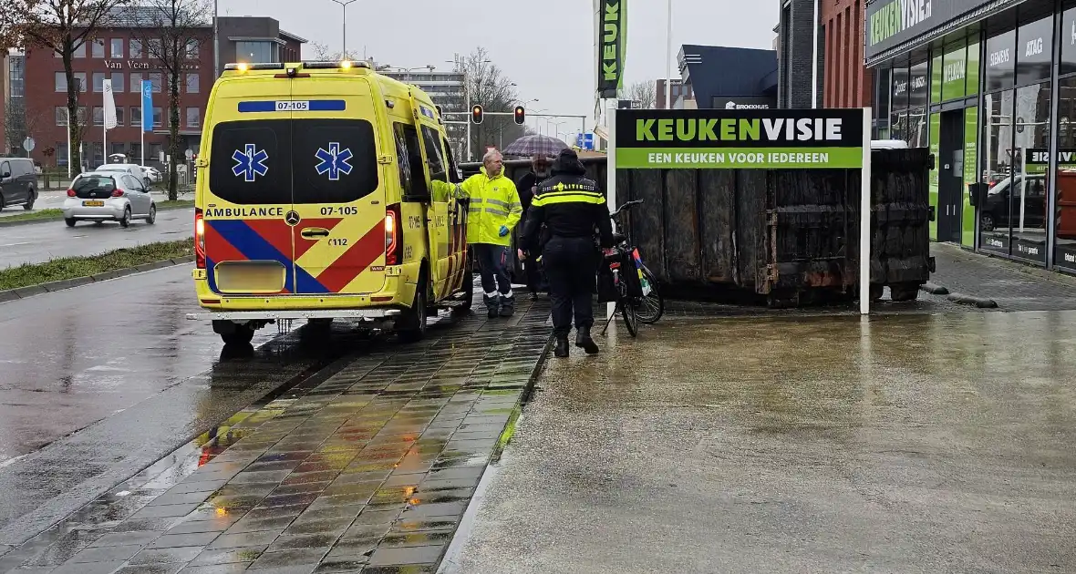 Fietser aangetikt door personenauto - Foto 1