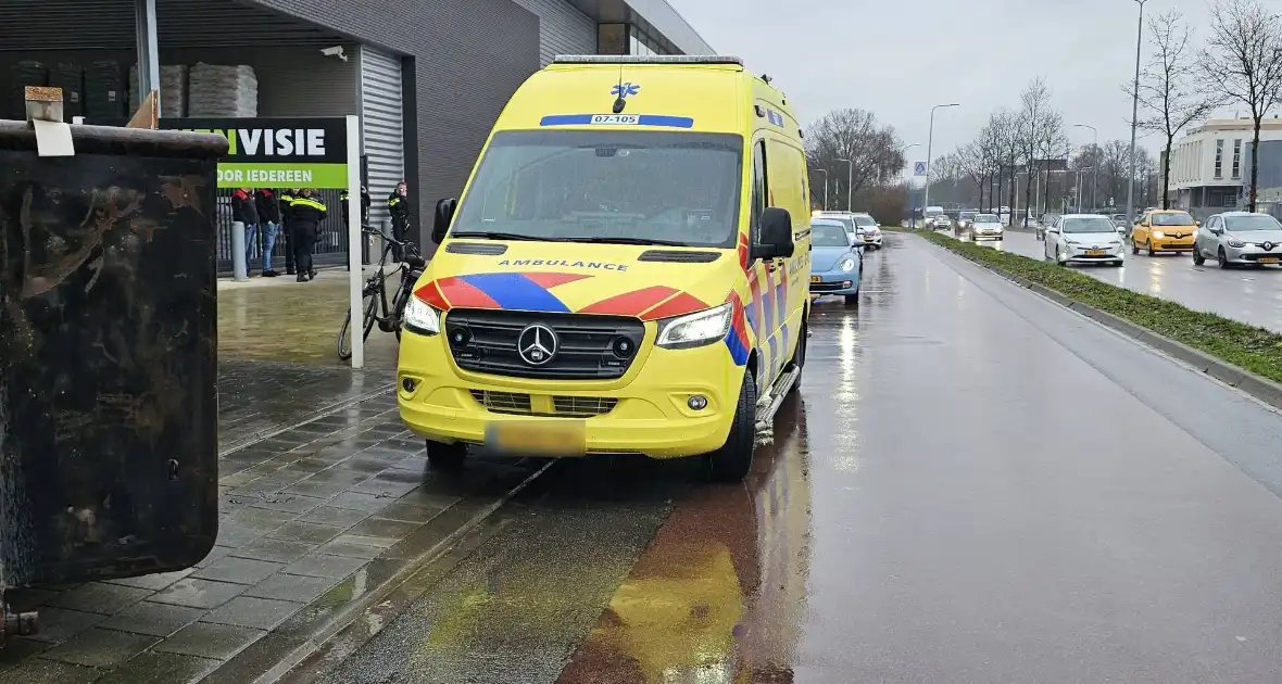 Fietser aangetikt door personenauto - Foto 3