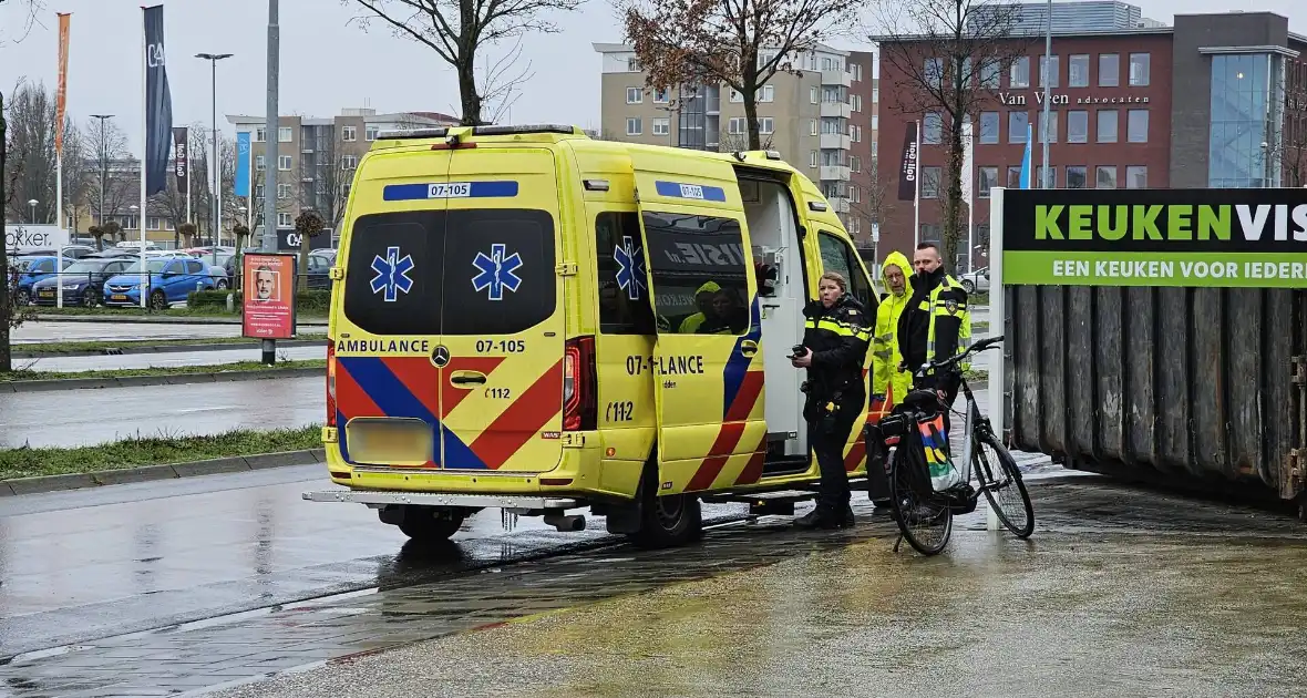 Fietser aangetikt door personenauto - Foto 4