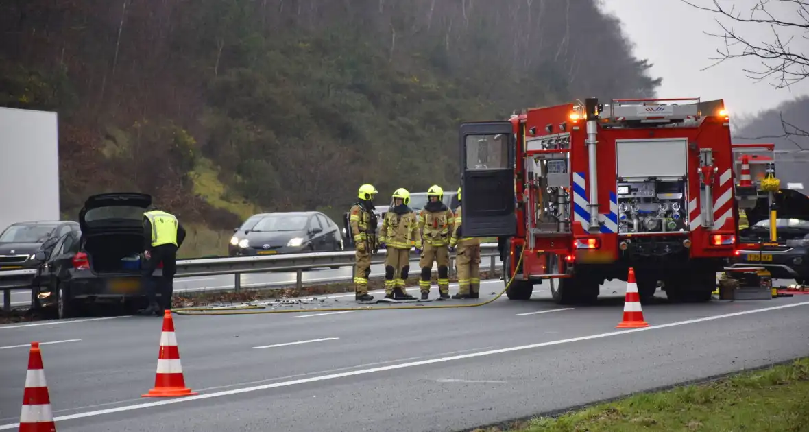 Auto vliegt in brand na ongeval op snelweg - Foto 2