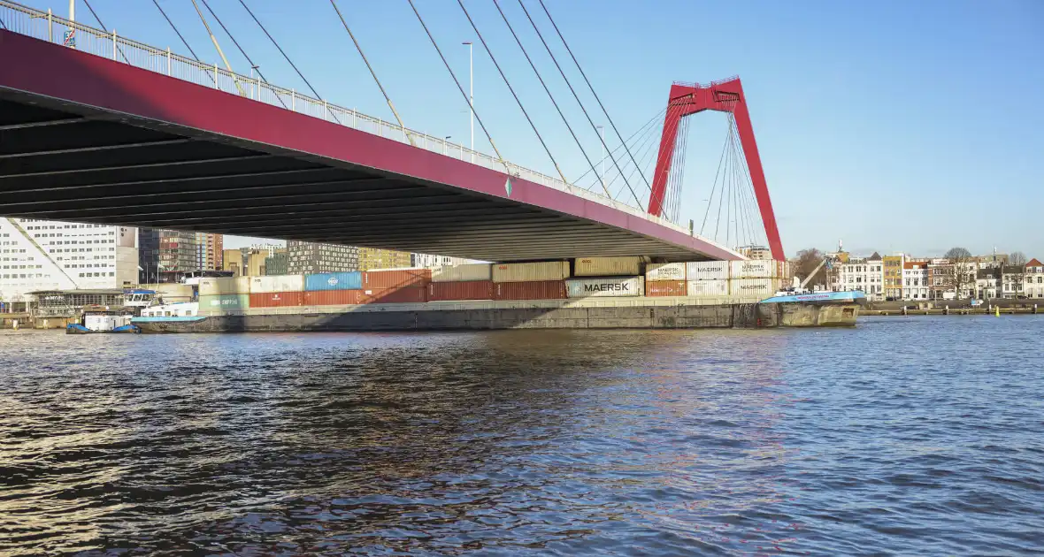 Containerschip vaart tegen Willemsbrug