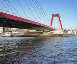 Containerschip vaart tegen Willemsbrug