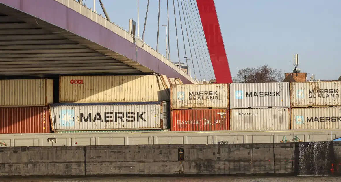 Containerschip vaart tegen Willemsbrug - Foto 1