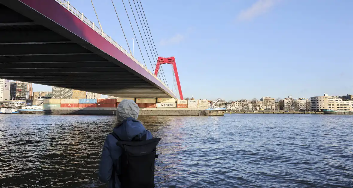 Containerschip vaart tegen Willemsbrug - Foto 2