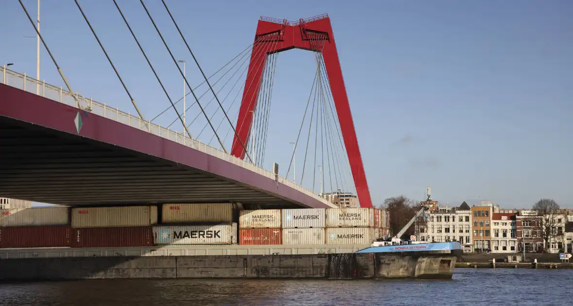 Containerschip vaart tegen Willemsbrug - Foto 3