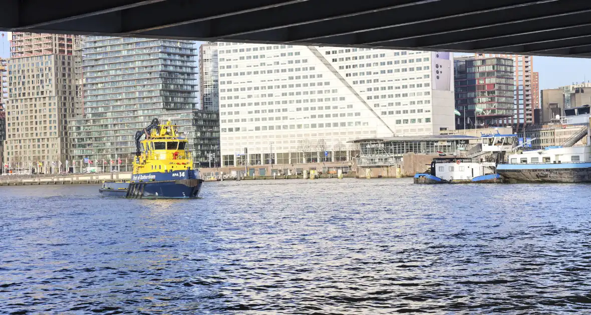 Containerschip vaart tegen Willemsbrug - Foto 4