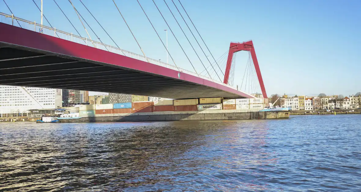 Containerschip vaart tegen Willemsbrug - Foto 5