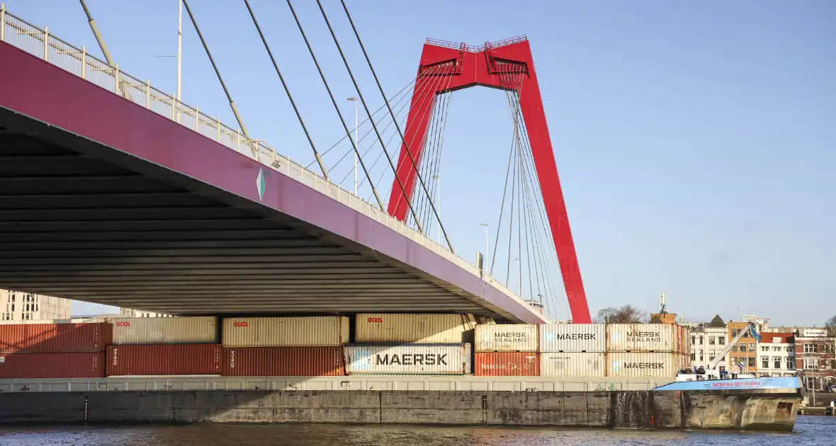 Containerschip vaart tegen Willemsbrug - Foto 6