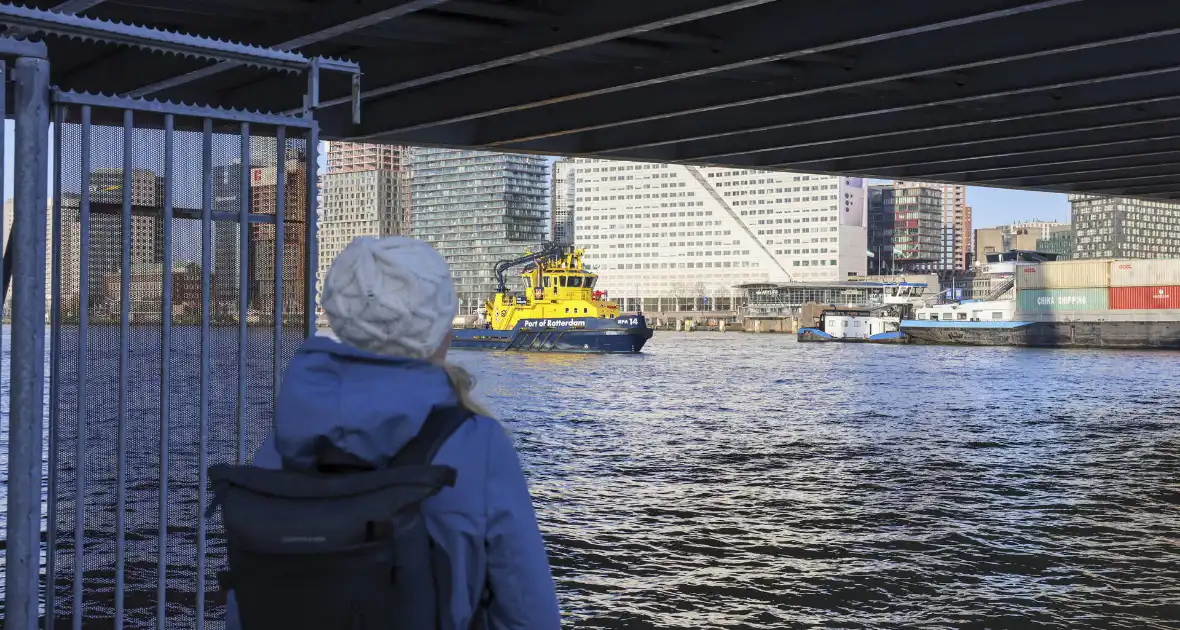 Containerschip vaart tegen Willemsbrug - Foto 7