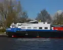 Stuurhut binnenvaartschip beschadigd na aanvaring met spoorbrug