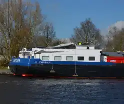 Stuurhut binnenvaartschip beschadigd na aanvaring met spoorbrug