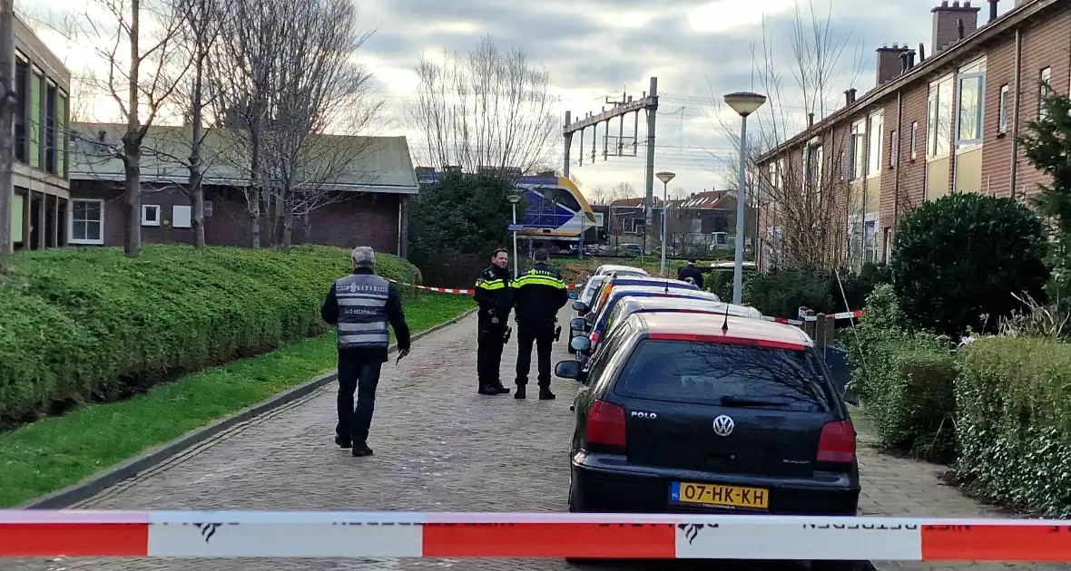 Straat afgezet vanwege steekpartij in woning