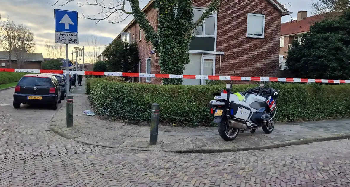 Straat afgezet vanwege steekpartij in woning - Foto 1