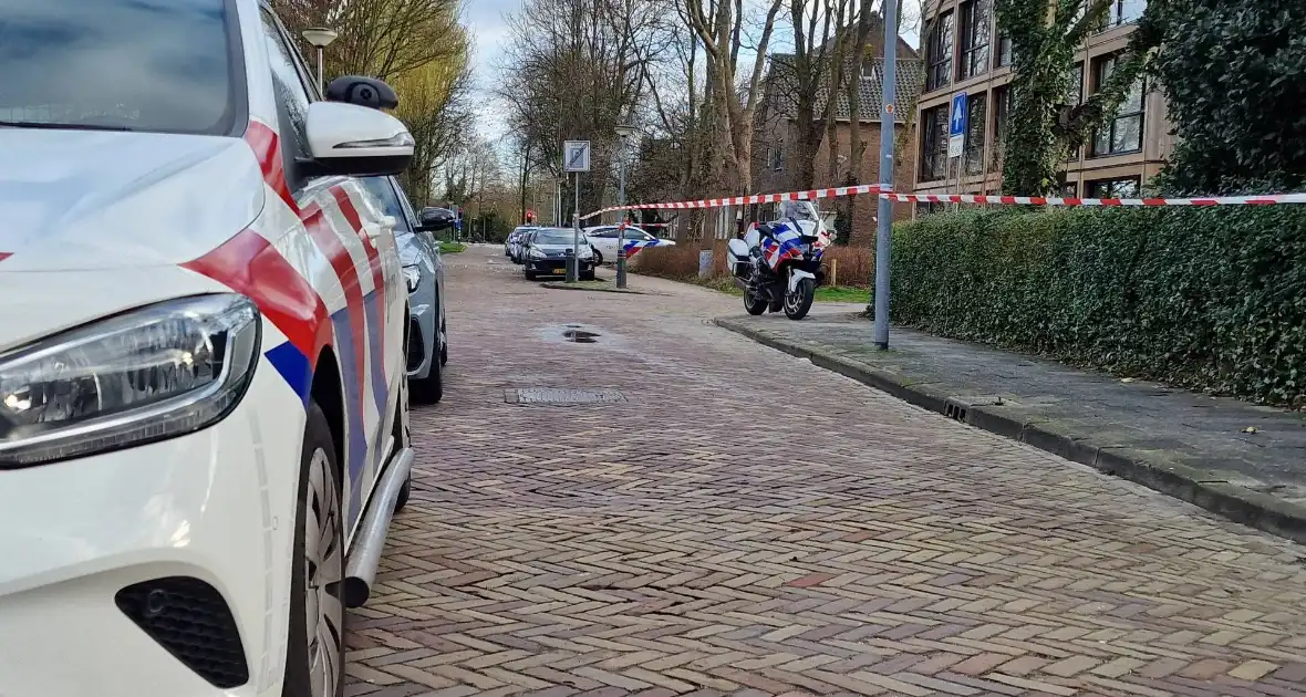 Straat afgezet vanwege steekpartij in woning - Foto 3