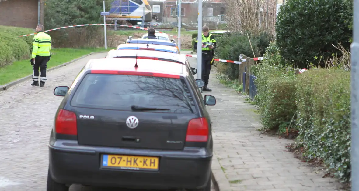 Straat afgezet vanwege steekpartij in woning - Foto 5