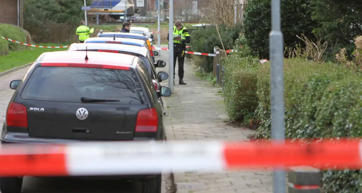 Straat afgezet vanwege steekpartij in woning - Foto 6