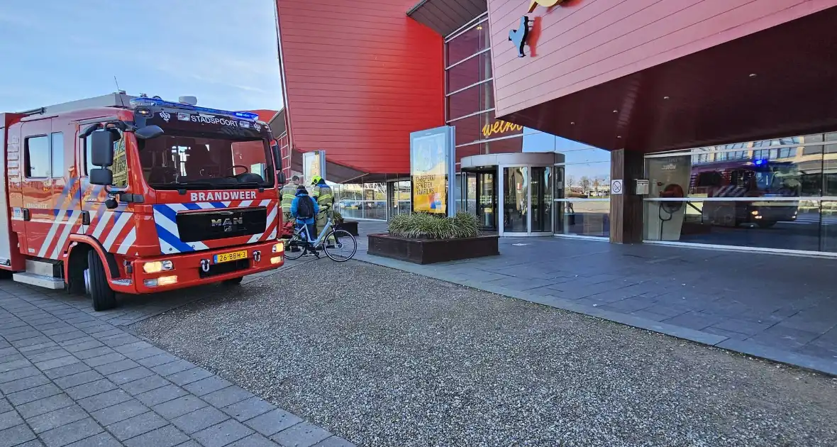 Brandweer ventileert bioscoop na brand in technische ruimte