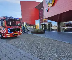 Brandweer ventileert bioscoop na brand in technische ruimte