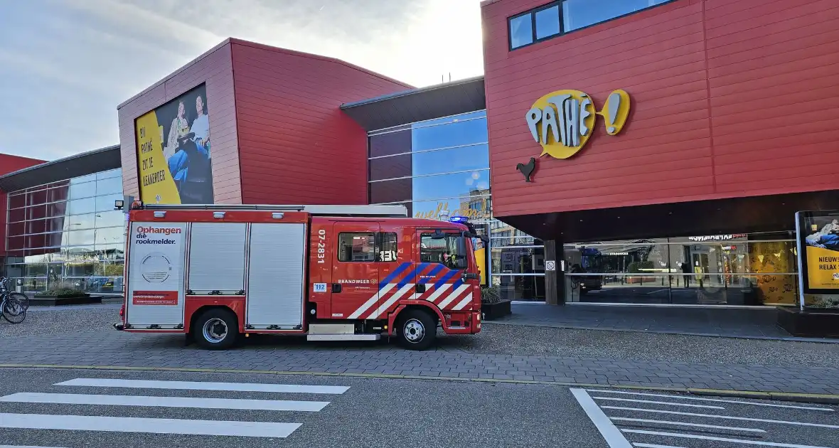 Brandweer ventileert bioscoop na brand in technische ruimte - Foto 1