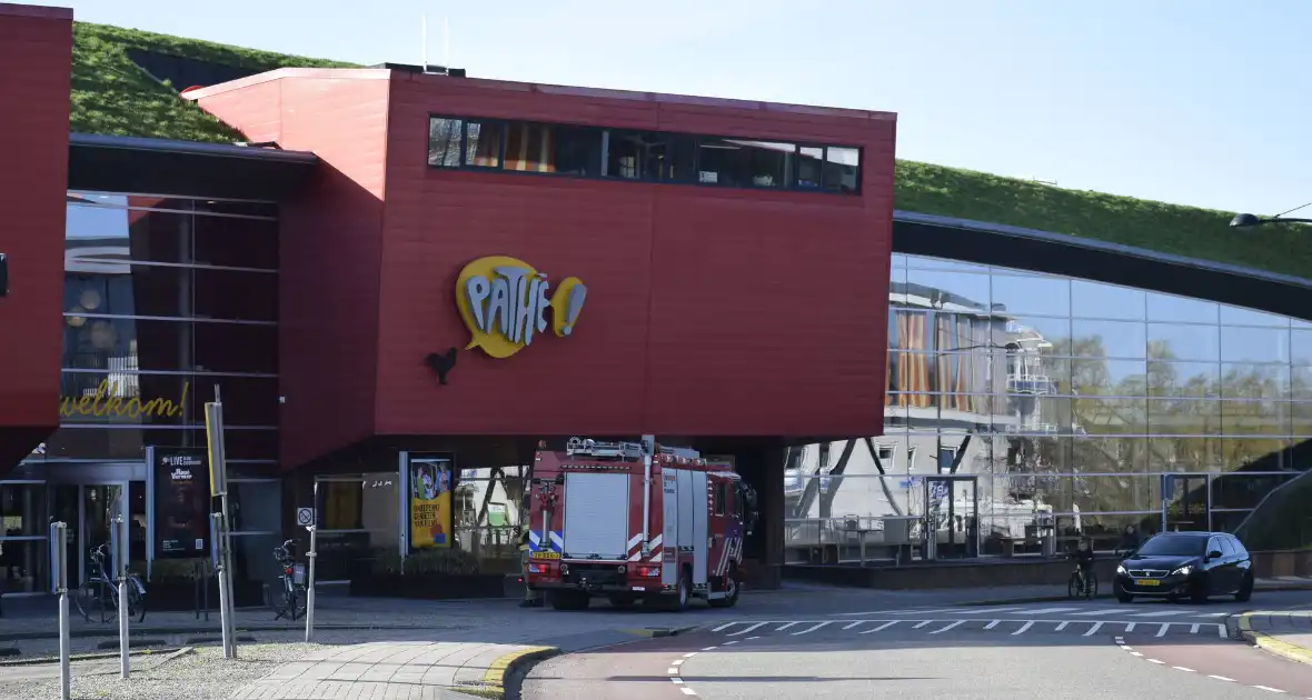 Brandweer ventileert bioscoop na brand in technische ruimte - Foto 2