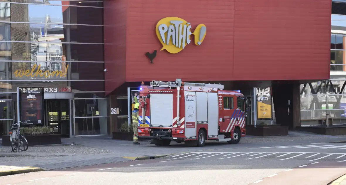 Brandweer ventileert bioscoop na brand in technische ruimte - Foto 3