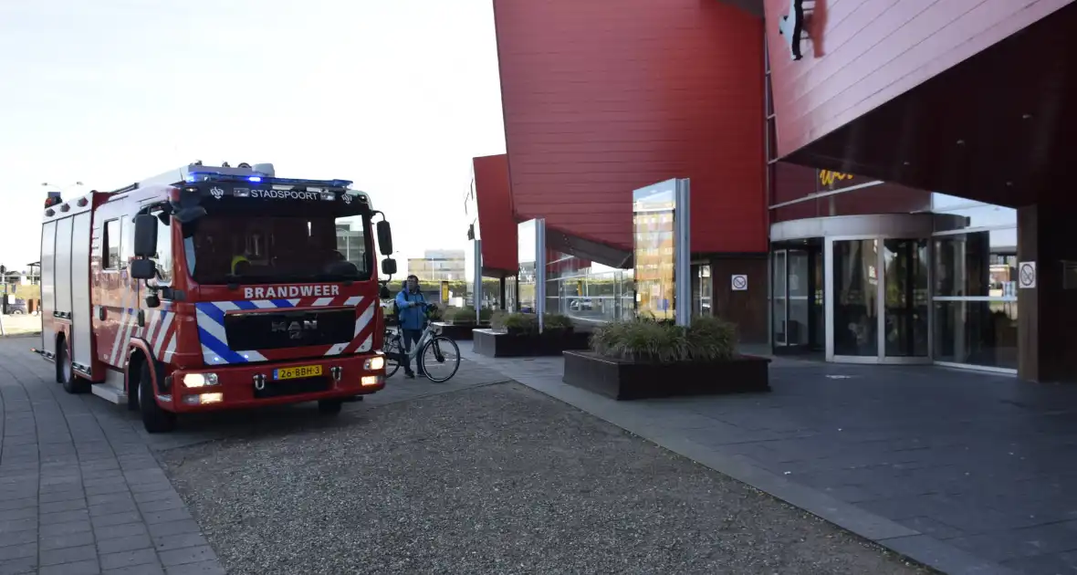 Brandweer ventileert bioscoop na brand in technische ruimte - Foto 4