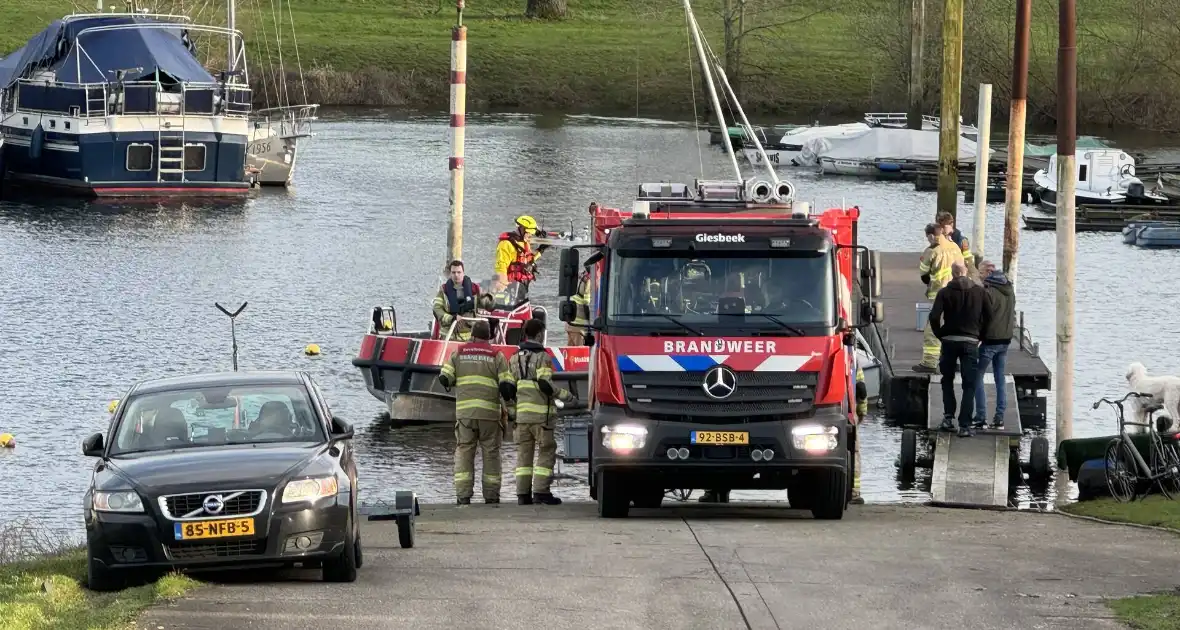 Brandweer redt omgeslagen zeiler uit haven - Foto 8