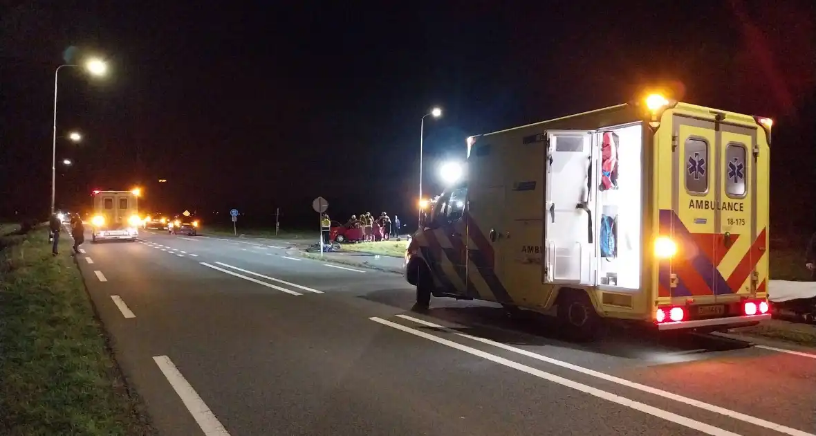 Motorrijder gewond bij botsing met automobilist traumahelikopter geland - Foto 5