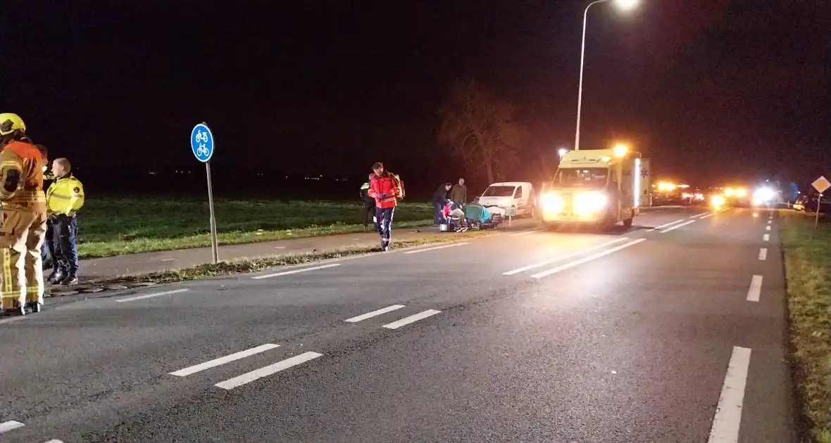 Brommerrijder gewond bij botsing met automobilist, traumahelikopter geland - Foto 6