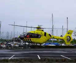 Traumahelikopter landt voor medische noodsituatie met kindje