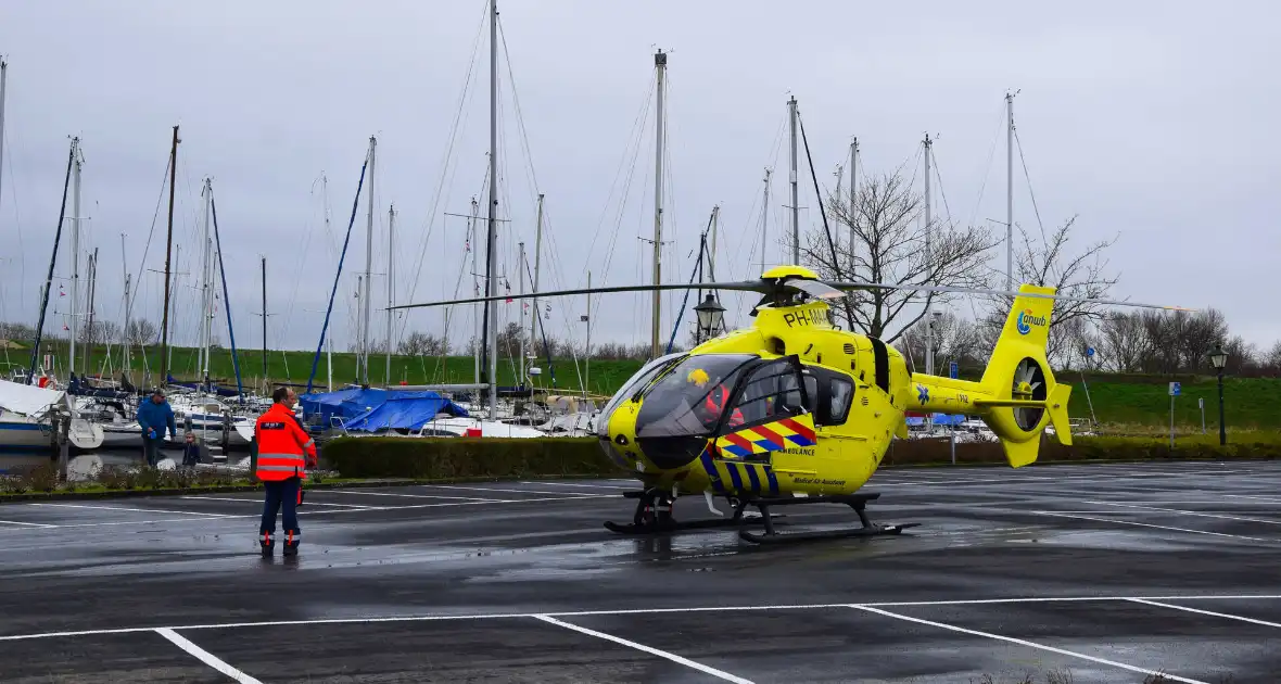 Traumahelikopter landt voor medische noodsituatie met kindje - Foto 2