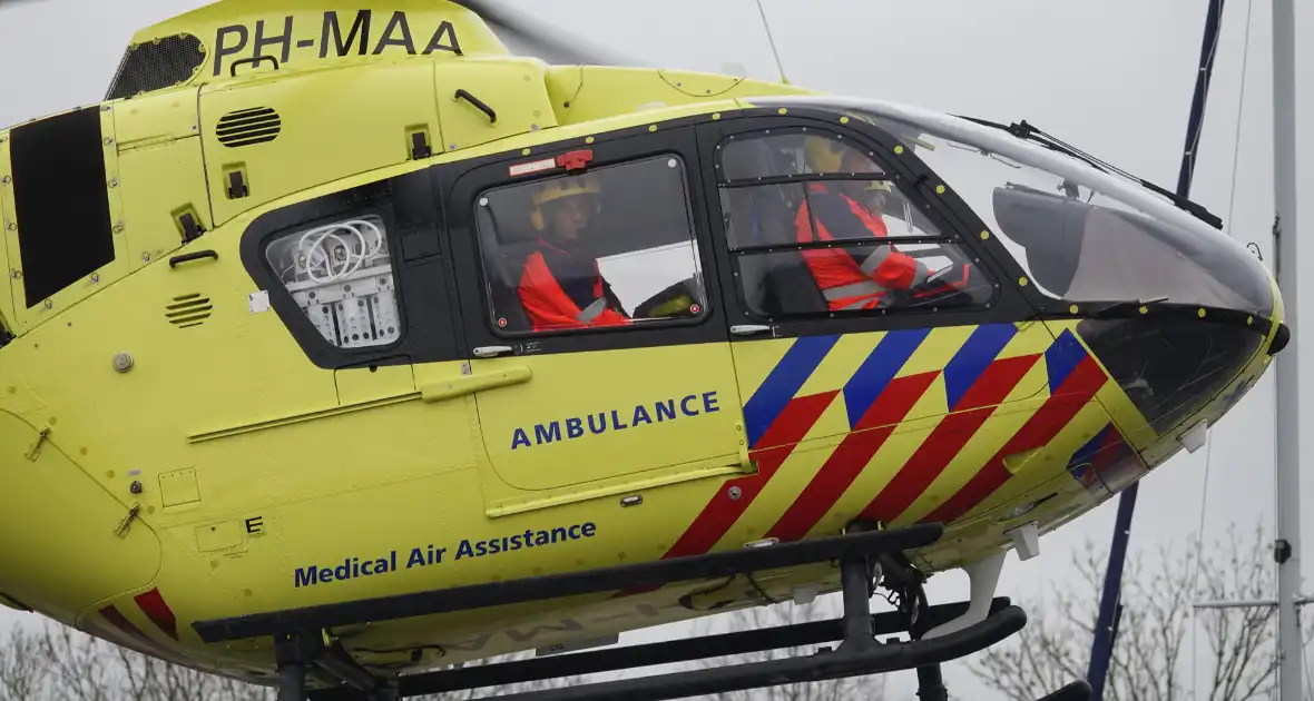 Traumahelikopter landt voor medische noodsituatie met kindje - Foto 6