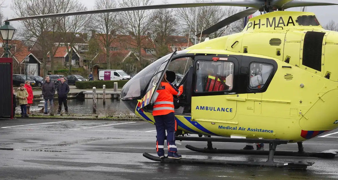 Traumahelikopter landt voor medische noodsituatie met kindje - Foto 7