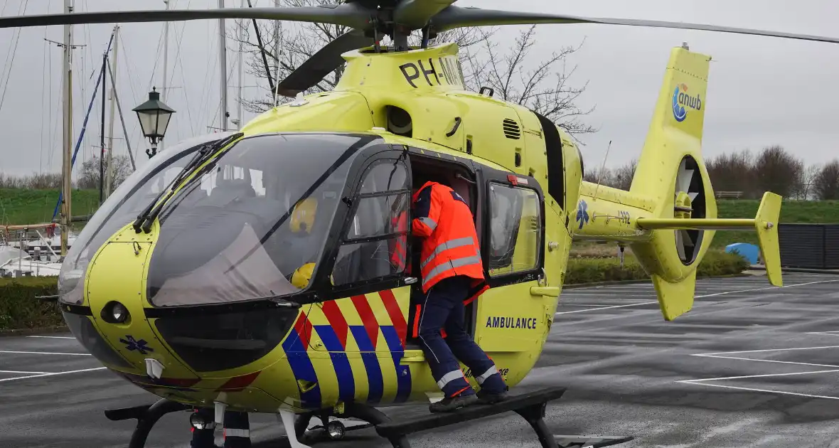 Traumahelikopter landt voor medische noodsituatie met kindje - Foto 8