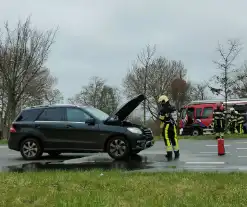 Auto vat vlam tweede auto in veiligheid gebracht