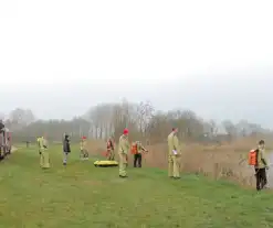 Duikers van brandweer maken zoekslag na vondst rubberen boot