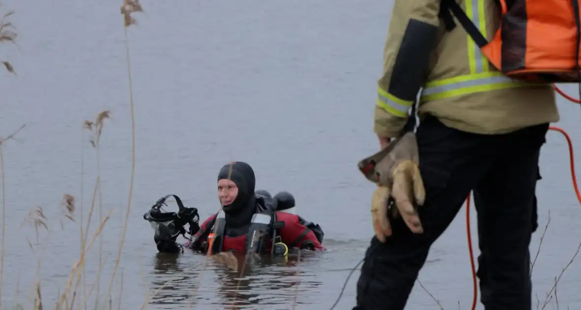 Duikers van brandweer maken zoekslag na vondst rubberen boot - Foto 3