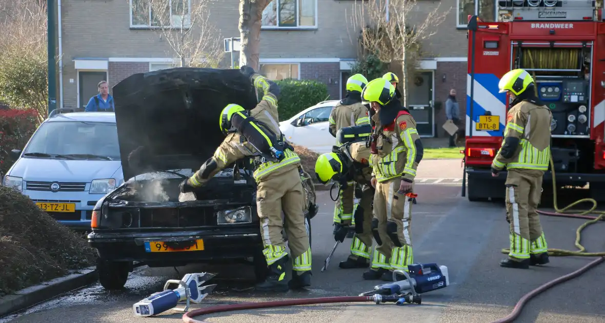 Oude auto fiks beschadigd na brand