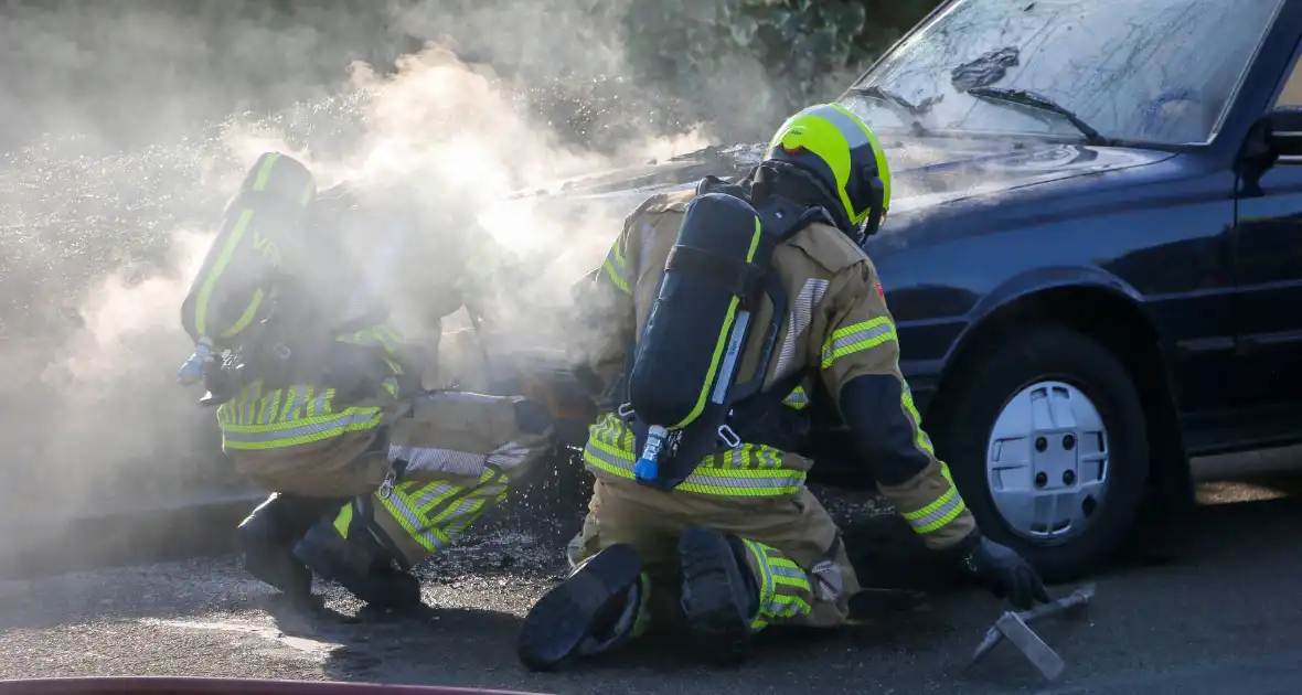 Oude auto fiks beschadigd na brand - Foto 2