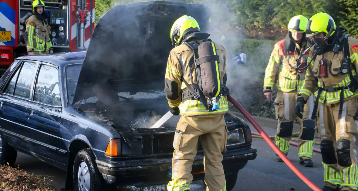 Oude auto fiks beschadigd na brand - Foto 8