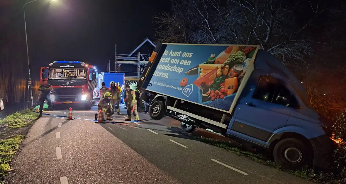 Albert Heijn bezorger rijdt van dijk af