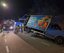 Albert Heijn bezorger rijdt van dijk af