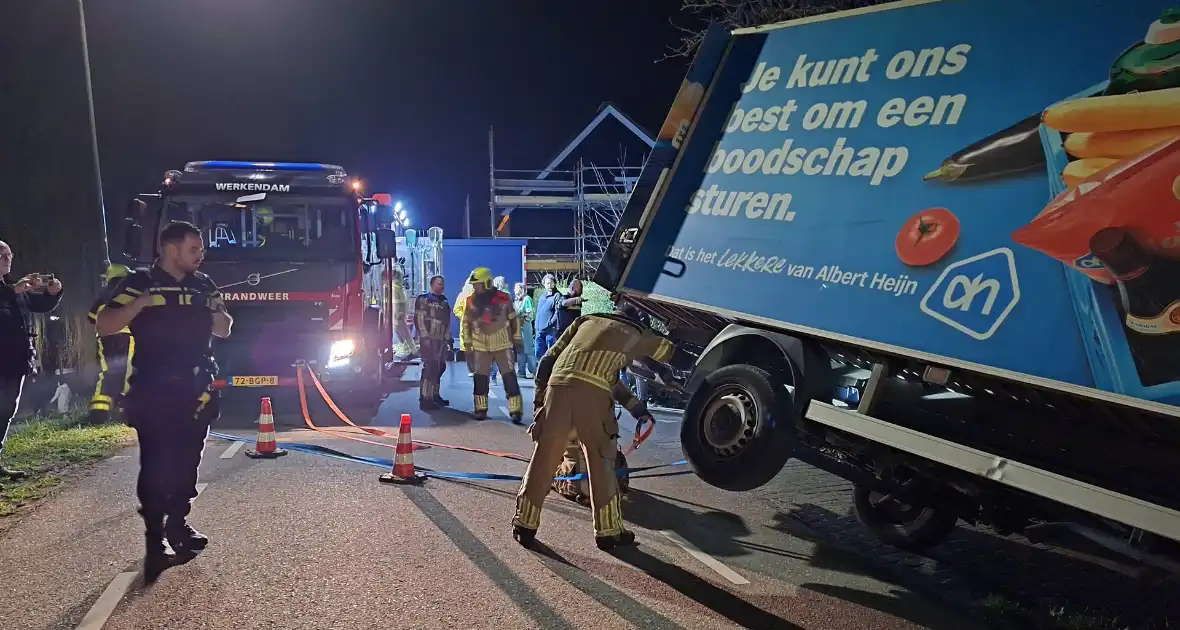 Albert Heijn bezorger rijdt van dijk af - Foto 1