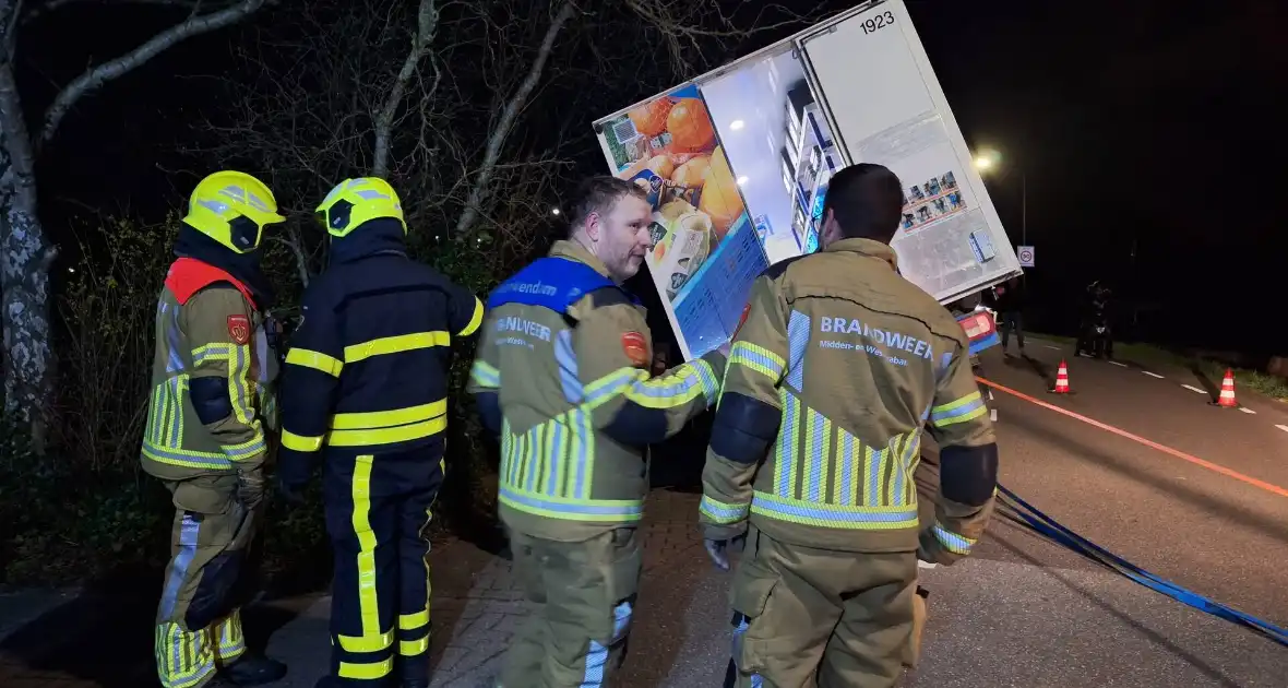 Albert Heijn bezorger rijdt van dijk af - Foto 4