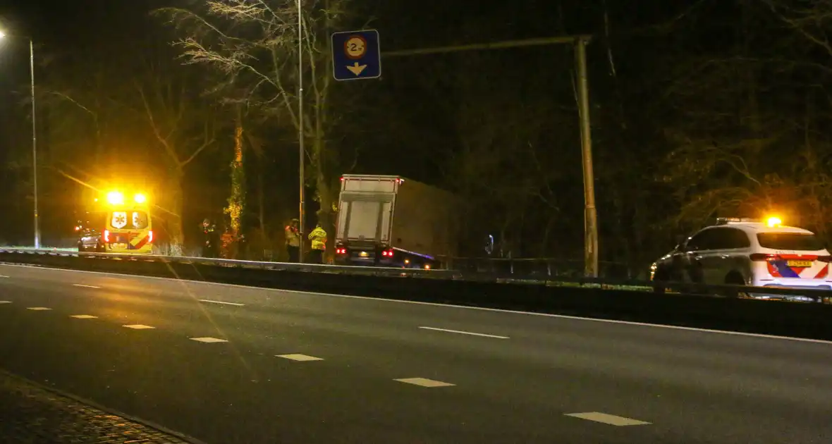 Vrachtwagen raakt van de weg