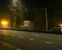 Vrachtwagen raakt van de weg