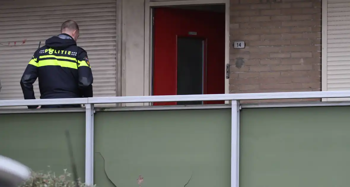Politie onderzoekt explosie bij flat - Foto 6